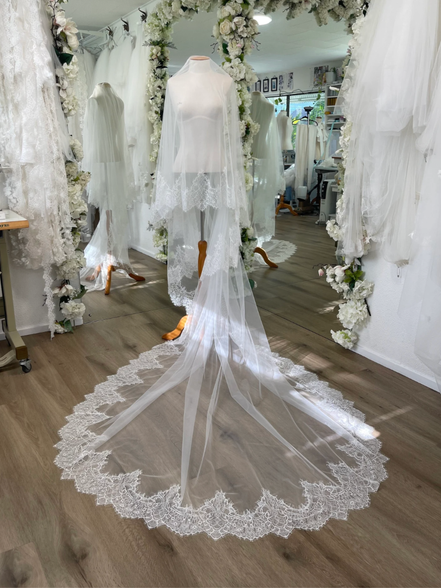 Pointy Lace Blusher Veil