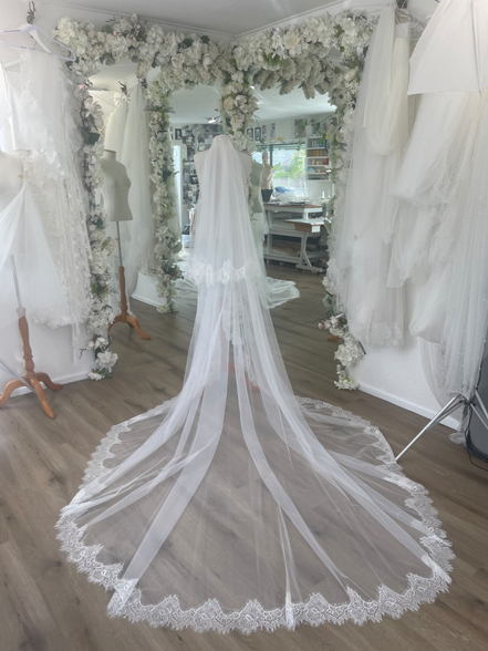 Classic Chantilly Blusher Veil