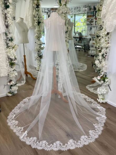 Floral Chantilly Lace Mantilla Veil