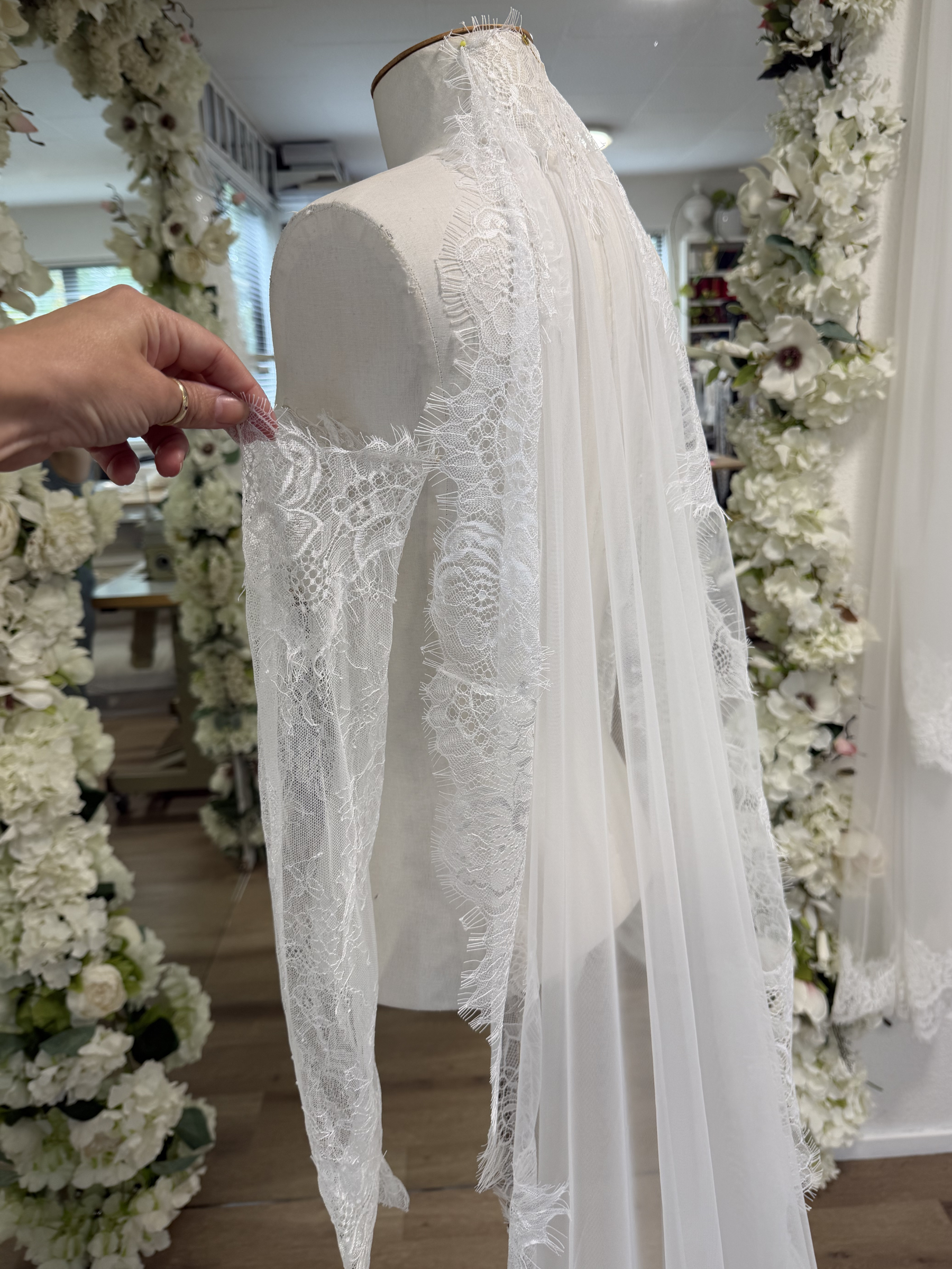 Classic Chantilly Veil & Sleeves Matching Set