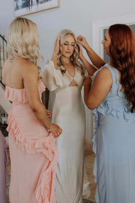 Real Bride Ashlee wearing the Pearl Trim Mantilla Veil by Harriett Falvey, New Zealand Bridal Designer. Photography by @white_shutter_photography