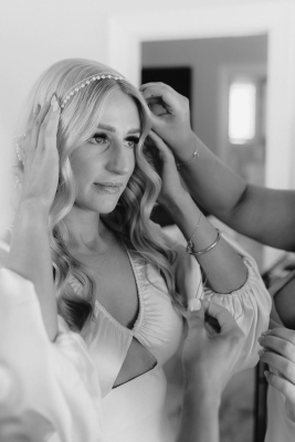 Real Bride Ashlee wearing the Pearl Trim Mantilla Veil by Harriett Falvey, New Zealand Bridal Designer. Photography by @white_shutter_photography