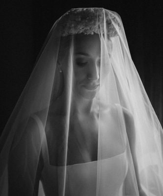 Real Bride Kristen wearing a custom Harriett Falvey tulle blusher wedding veil. Photographed by @limaconlon To see more head to our website